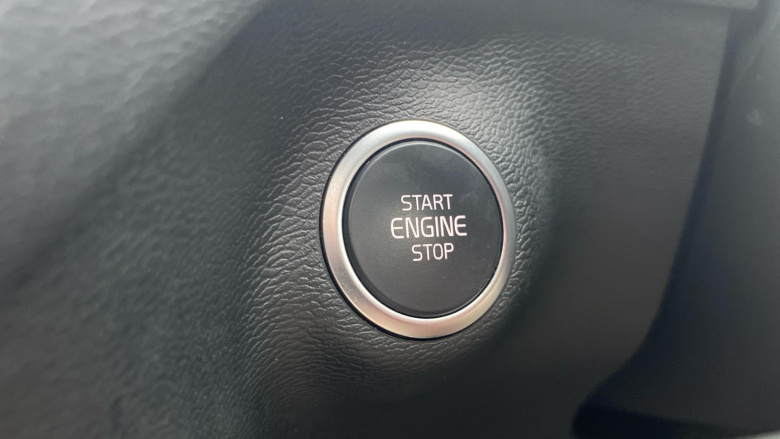 Volvo XC40 2.0 B4P Ultra Dark 5dr Auto Petrol Estate